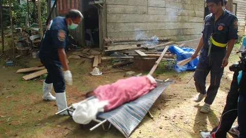 พบศพชายถูกผูกคอดับคาบ้าน ตร.คาดถูกฆาตกรรม