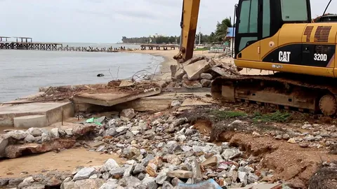จัดระเบียบชายหาดปากน้ำปราณฯ ลุยถอนสิ่งปลูกสร้างรุกล้ำหาด