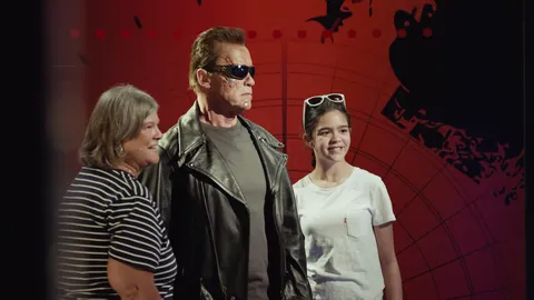 แรงฉุดไม่อยู่! คลิปคนเหล็ก ‘อาร์โนลด์' ปลอมเป็นหุ่นขี้ผึ้ง 20 ล้านวิว (ชมคลิป)