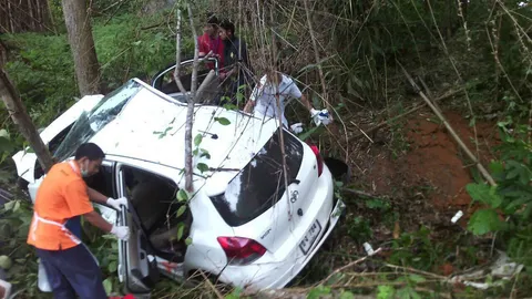 ผอ.หญิงร.ร.เชียงใหม่ ขับรถเจอฝนถนนลื่น แหกโค้งเสียชีวิต