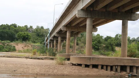 แล้งกระหน่ำนครสวรรค์ น้ำปิงแห้งจนเห็นทราย เรือใหญ่สัญจรไม่ได้ 