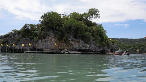 มหัศจรรย์ “บ่อน้ำจืด”กลางทะเล ไปกราบหลวงปู่ทวดที่...เกาะนุ้ยนอก