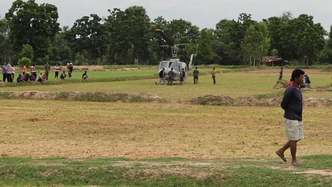 ฮ. ทหารกองบิน 2 ลพบุรี ลงจอดฉุกเฉินกลางทุ่งนาที่ศรีสะเกษ