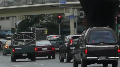 อาสาจราจรโบกรถประตูน้ำ