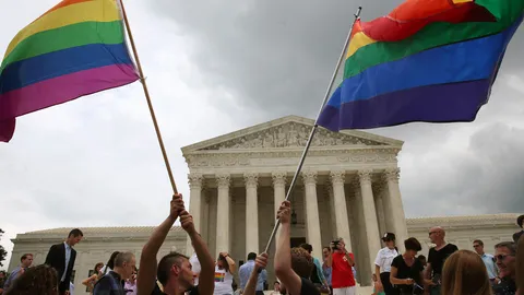 คู่รักชาวเกย์มะกัน ดีใจ!! ศาลสูง เห็นชอบให้แต่งงานกันได้ทั้ง 50 รัฐ