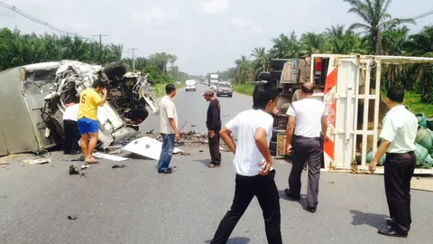 รถห้องเย็นชนรถแก๊ส 2 พ่อลูกสาหัส