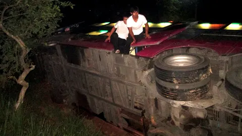 ซ่อมทางไร้สัญญาณไฟ ทัวร์กทม.-ยะลา มองไม่เห็นคว่ำที่พัทลุง เจ็บ 3 