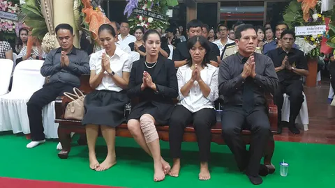 'แอนนา รีส' หน้าเศร้าหมอง เป็นเจ้าภาพสวดศพ รองสวป. (ชมคลิป)