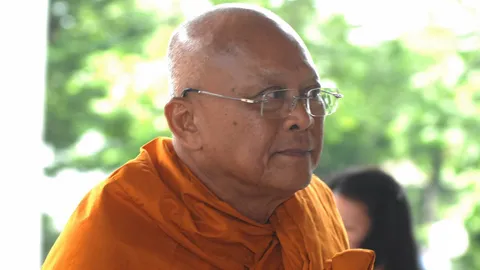 พระสุเทพ จัดอุปสมบท รุ่น 8 ที่สวนโมกข์ ชวนคน ปชป.บวช