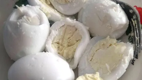 แจงไข่ปลอมว่อนเน็ต เข้าใจคลาดเคลื่อน ชี้เป็นไข่ด้อยคุณภาพ ใช้เลี้ยงปลา