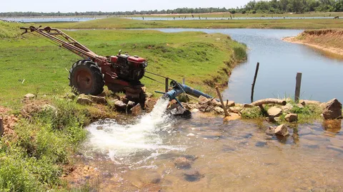 ชลประทานศรีสะเกษส่งเครื่องสูบน้ำช่วยเกษตรกรสู้แล้ง