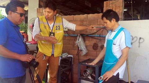 หนุ่มใหญ่พลาด เครื่องบดหมูดึงมือ-นิ้วแตก