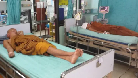 พระ-ชี กินเห็ดป่วยทั้งวัด! คาดมีพิษ ญาติโยมไม่รู้ทำถวาย   