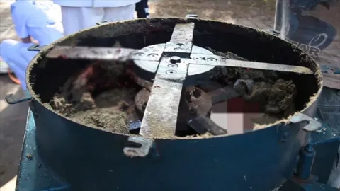 สยอง! หนุ่มเทคนิค ถูกเครื่องบดเปลือกทุเรียน ขยี้มือละเอียด 