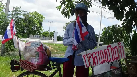 ยายปั่นจักรยานจากชัยนาท มาทำเนียบ ร้องบ้านไม่มีไฟ-ลูกพิการ 