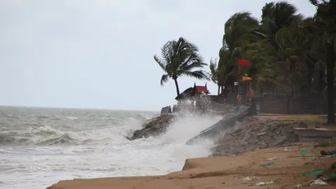 'เขาหลัก' ชักธงแดงเตือน นทท.ห้ามลงเล่นน้ำทะเล หวั่นอันตราย