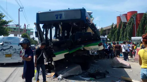 ปอ.77 ซิ่งข้ามเกาะกลางถนน ชนยับกระบะ-เก๋ง หน้าหมอชิต2 เจ็บอื้อ (ชมคลิป)