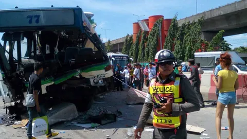 ปอ.77ห้อท้านรก! ชนวินาศเจ็บ18 (ชมคลิป)