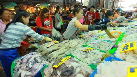 แผงขายอาหารทะเล ตลาดปากน้ำลดลง แม่ค้าหวั่นขาดแคลน
