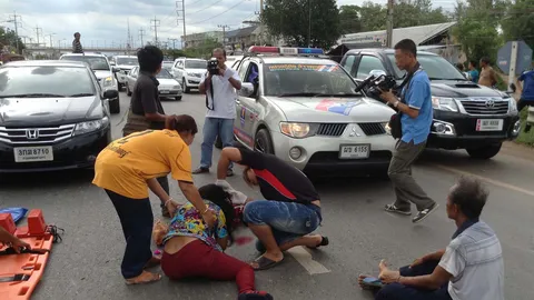 2 ตายายเมืองปราจีนฯ ขี่ จยย.ตัดหน้ากระบะถูกชนบาดเจ็บ 2 ราย