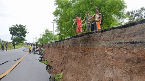 ถนนทรุด! จากภัยแล้ง ลึกกว่า 3 เมตร ส่วนเขื่อนใหญ่ยังขาดนํ้าเติม (ชมคลิป)