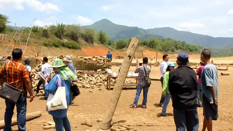 เขื่อนสิริกิติ์ ยังวิกฤติหนัก แล้งจนวัดร้างจมใต้บาดาล 47 ปี โผล่