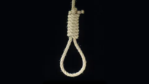 อดีตทหารหนุ่ม ผูกคอดับใต้บันไดบ้าน คาดน้อยใจแม่