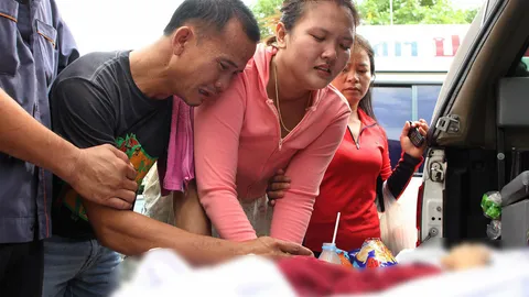 สลด! พ่อถอย 18 ล้อ ทับลูกชาย 2 ขวบดับคาที่ (ชมคลิป)