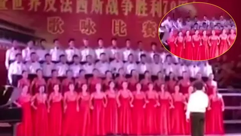 คุณพระช่วย! เห็นจะๆ วินาทีเวทีถล่ม!! กวาดนักร้องประสานเสียงหายวับกับตา