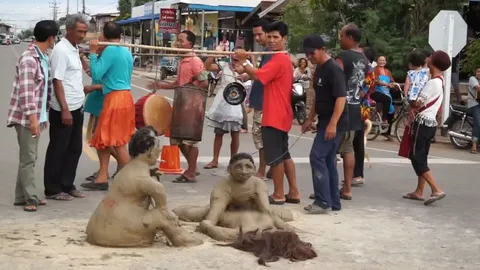 ฮือฮา ปั้นหุ่นสวิงกิ้ง! วางทางสามแพร่ง ใช้อาเพศเรียกฝน 