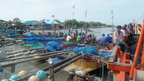 ชาวประมงมหาชัย ปิดคลองประท้วง