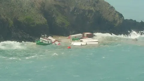 ช่วยได้หมด! 16 ลูกเรือสินค้ากัมพูชา-ประมงเบ็ดราว จมทะเลภูเก็ต