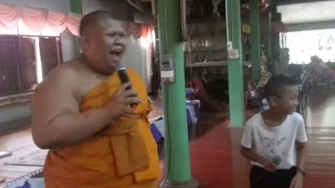 โย่วๆ! ชาวเน็ตกระหน่ำไลค์ คลิปพระอาจารย์โดเรมอนแหล่ปะทะบีทบ็อกซ์น้อย (ชมคลิป)