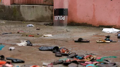 บังกลาเทศแย่งเสื้อแจกฟรี เหยียบกันตาย 25 ศพ เจ็บครึ่งร้อย