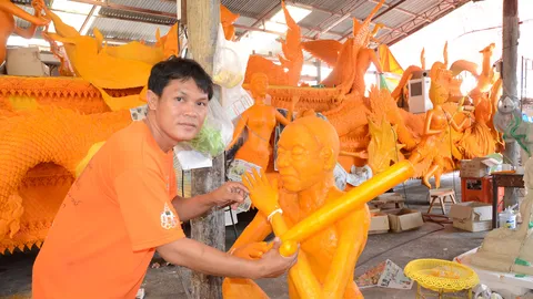 โคราช เชิญแห่เทียนพรรษา พร้อมชมการปั้นเทียนรูปเหมือนหลวงพ่อคูณ