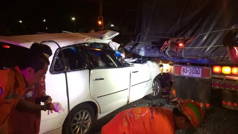 รถแวนพุ่งชนท้ายสิบล้อติดไฟแดงกลางดึก เจ็บระนาว