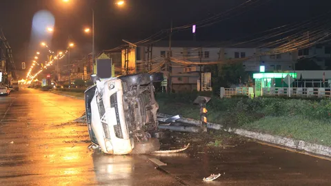 กระบะติดแก๊ส ซิ่งข้ามเกาะชนเสาไฟฟ้ายับ 2 โจ๋หวิดดับ
