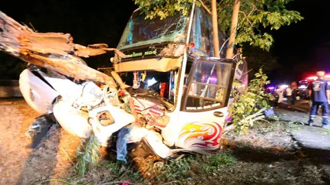 รถบัสส่ง นร.ชนท้ายกระบะพุ่งลงข้างทางที่นครสวรรค์ ตาย 1 เจ็บ 25 ราย