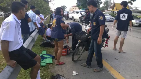 รถปิกอัพเสยท้ายสองแถวรับส่งนักเรียน คนขับดับ-นร.เจ็บ 6