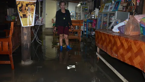 ฝนถล่มโคราชกลางดึก น้ำทะลักท่วมบ้าน-ชั้นใต้ดินห้างดัง
