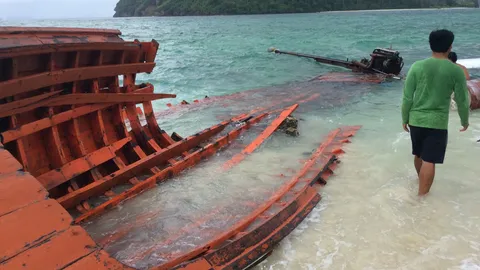 เร่งกู้เรือมัสหยา 9 หลังถูกคลื่นซัดชนหินแตกที่ทะเลแหวก