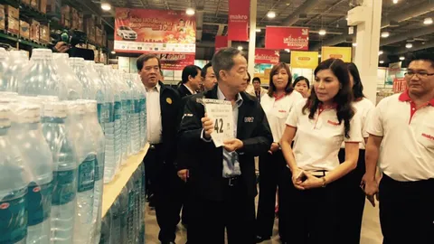 พณ.ขอความร่วมมือผู้ค้า ติดป้ายราคาน้ำดื่ม ขู่เชือดพวกกักตุน