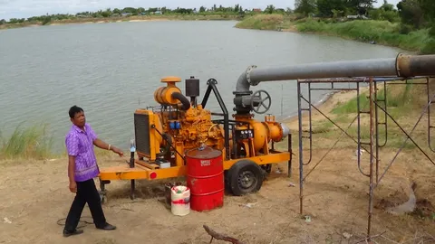 อ่างทอง ลงทุน 1 แสน เร่งสูบน้ำจากบ่อทรายเอกชน ช่วยภัยแล้งชาวนา