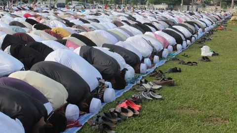 ชาวมุสลิม กว่า 2 พันคน ร่วมละหมาดในวันฮารีรายอ