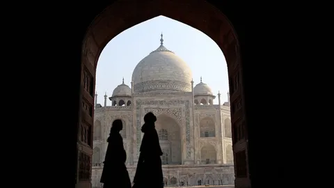 หนุ่มสาวมุสลิม-ฮินดู ปาดคอ ‘บูชารัก’ หน้าทัชมาฮาล !!