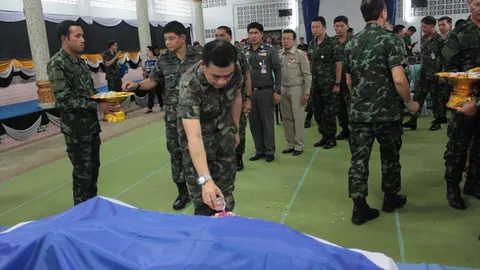 มทภ.4 นำคณะร่วมพิธีรดน้ำศพทหารกล้าที่ถูกโจรใต้ลอบยิง 