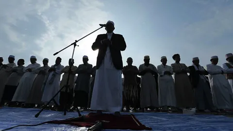 พี่น้องมุสลิมสงขลา-นักโทษเรือนจำสตูล ออกละหมาดรับวันฮารีรายอ 