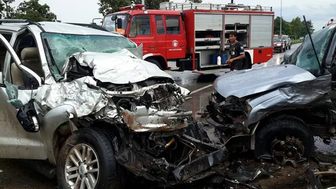 ฝนตกถนนลื่นกระบะพุ่งข้ามเกาะชนรถผู้บริหารยางมิชลินดับ1สาหัส3 