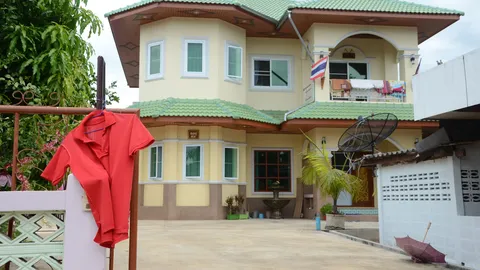 ชาวไทลื้อ ลำปาง ผวาผีห่าเข้าบ้าน แขวนเสื้อแดงแก้เคล็ด