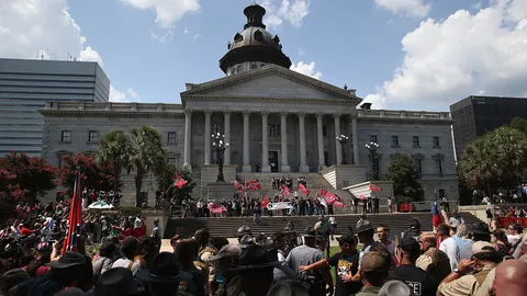 องค์กรเหยียดผิว 'KKK' ปะทะกลุ่มสิทธิฯ ระหว่างเดินขบวนในเซาท์แคโรไลนา